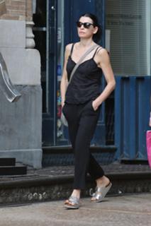 Julianna Margulies feet photo thumbnail
