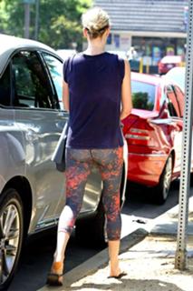 Charlize Theron feet photo thumbnail