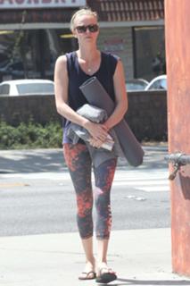 Charlize Theron feet photo thumbnail