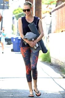 Charlize Theron feet photo thumbnail