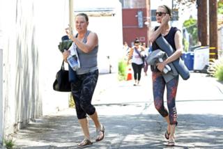 Charlize Theron feet photo thumbnail