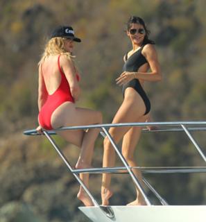 Kendall Jenner feet photo thumbnail