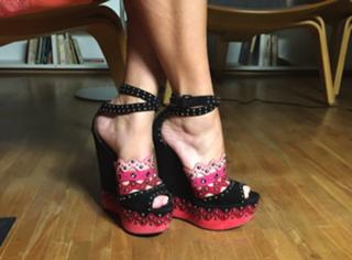 Adriane Galisteu feet photo thumbnail