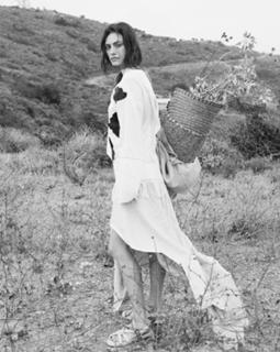 Phoebe Tonkin feet photo thumbnail