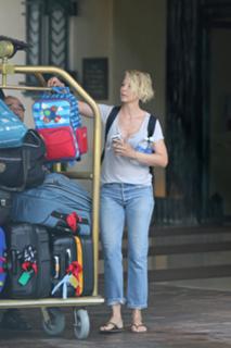 Jenna Elfman feet photo thumbnail
