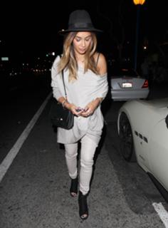 Nicole Scherzinger feet photo thumbnail