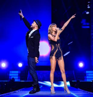 Taylor Swift feet photo thumbnail