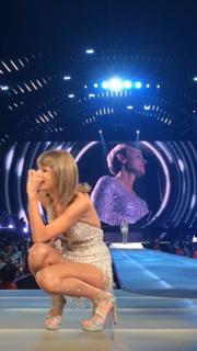 Taylor Swift feet photo thumbnail