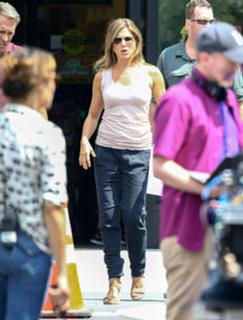 Jennifer Aniston feet photo thumbnail