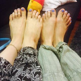Dove Cameron feet photo thumbnail