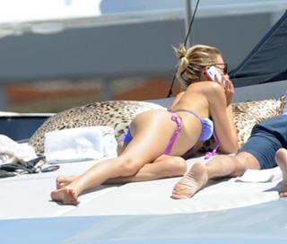 Karolina Kurkova feet photo thumbnail