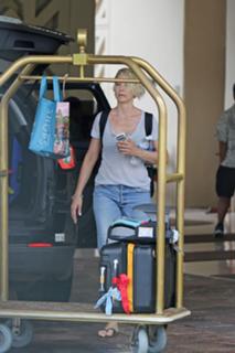 Jenna Elfman feet photo thumbnail