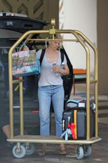 Jenna Elfman feet photo thumbnail