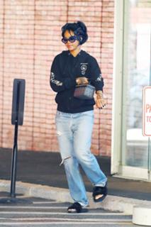 Rihanna feet photo thumbnail