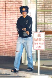 Rihanna feet photo thumbnail