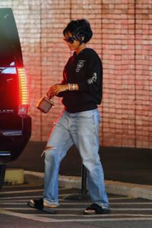 Rihanna feet photo thumbnail