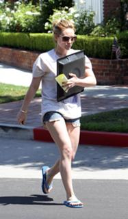 Hilary Duff feet photo thumbnail