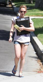 Hilary Duff feet photo thumbnail