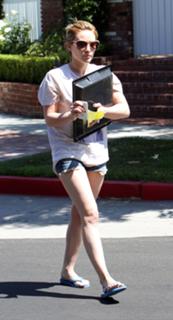 Hilary Duff feet photo thumbnail