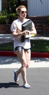Hilary Duff feet photo thumbnail