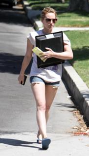 Hilary Duff feet photo thumbnail
