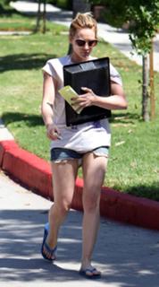 Hilary Duff feet photo thumbnail