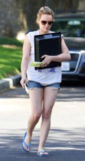 Hilary Duff feet photo thumbnail