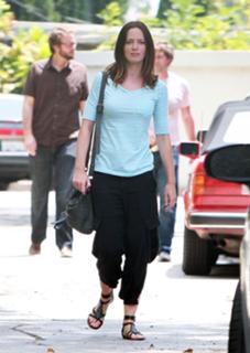 Emily Blunt feet photo thumbnail