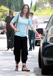 Emily Blunt feet photo thumbnail