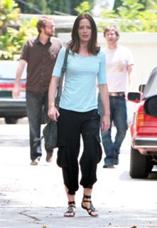 Emily Blunt feet photo thumbnail