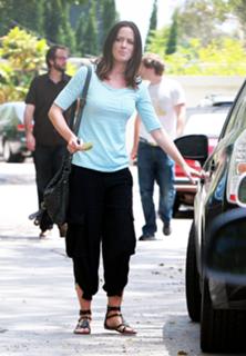 Emily Blunt feet photo thumbnail