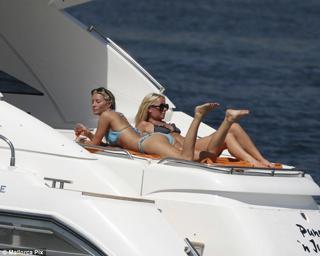 Denise Van Outen feet photo thumbnail