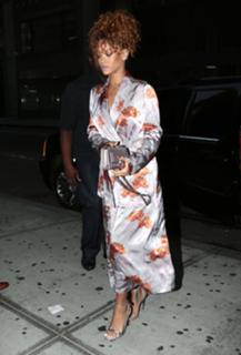 Rihanna feet photo thumbnail