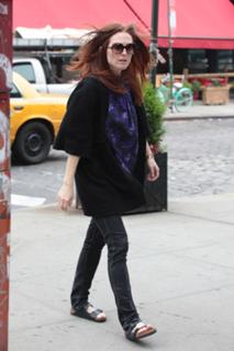 Julianne Moore feet photo thumbnail