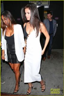Selena Gomez feet photo thumbnail