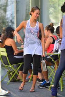 Jessica Alba feet photo thumbnail