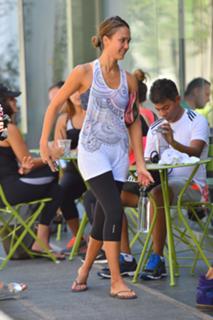 Jessica Alba feet photo thumbnail