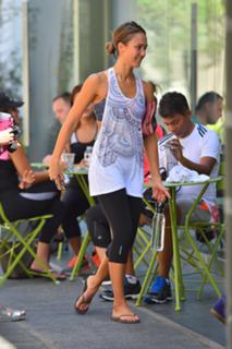 Jessica Alba feet photo thumbnail