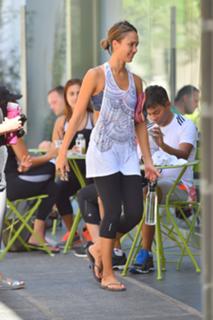 Jessica Alba feet photo thumbnail