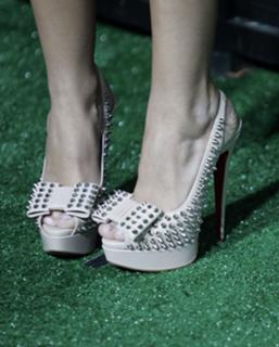 Ashley Tisdale feet photo thumbnail