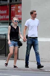 Dakota Fanning feet photo thumbnail