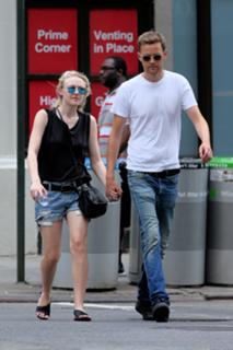 Dakota Fanning feet photo thumbnail
