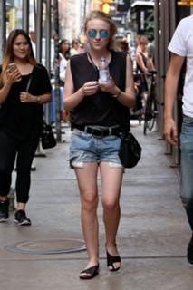 Dakota Fanning feet photo thumbnail