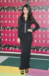 Selena Gomez feet photo thumbnail