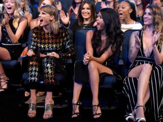 Taylor Swift feet photo thumbnail