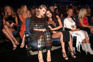 Selena Gomez feet photo thumbnail