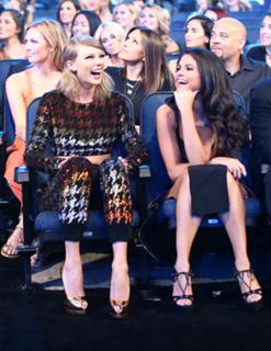 Selena Gomez feet photo thumbnail