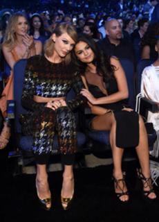 Selena Gomez feet photo thumbnail
