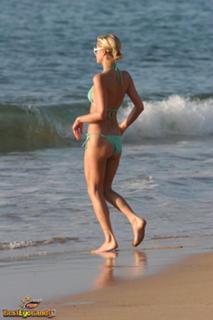 Paris Hilton feet photo thumbnail