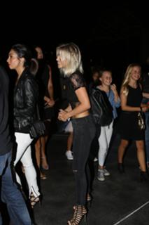 Julianne Hough feet photo thumbnail